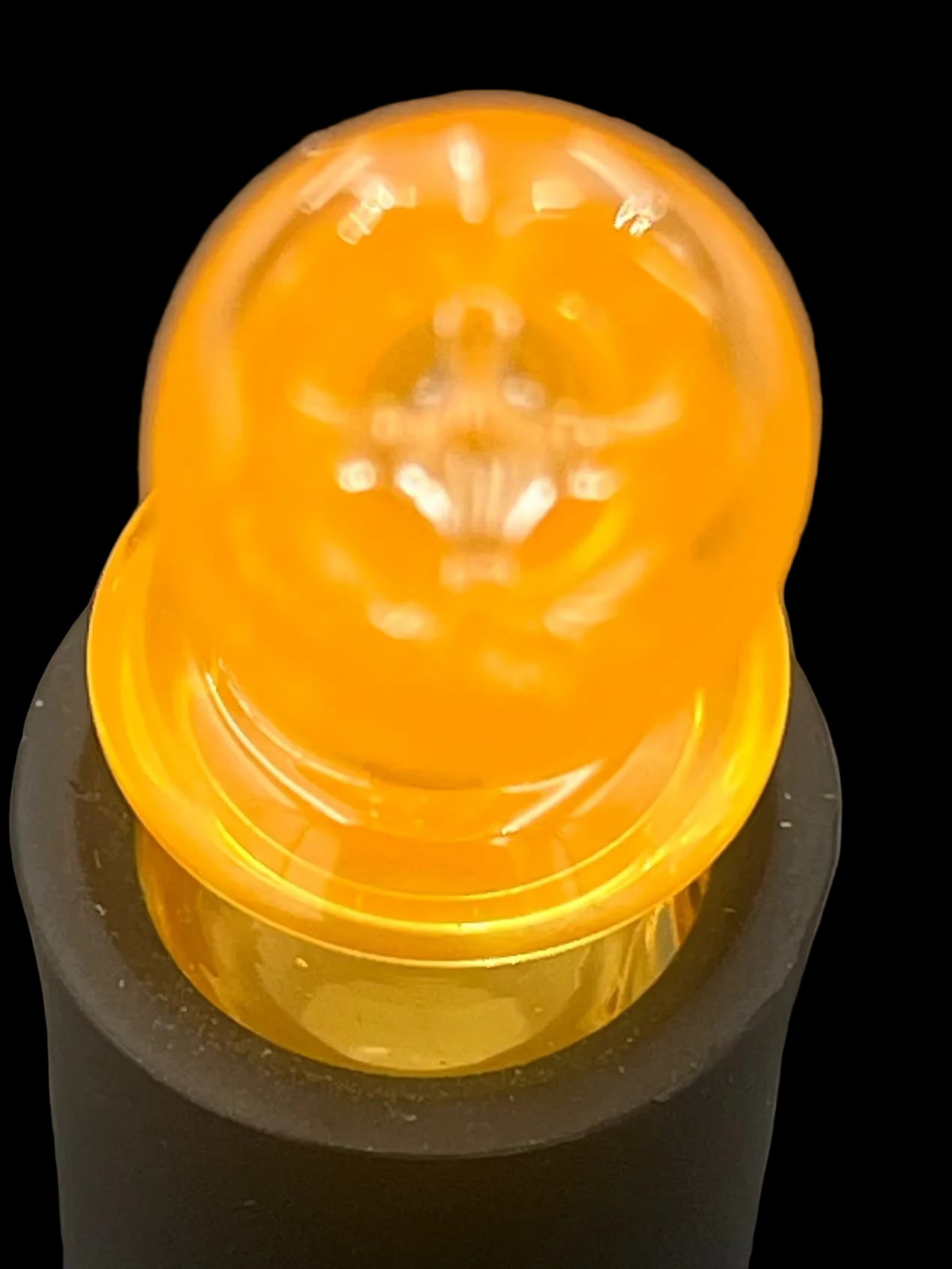Puffco Pivot Color Bent mouthpiece with Razor Maria