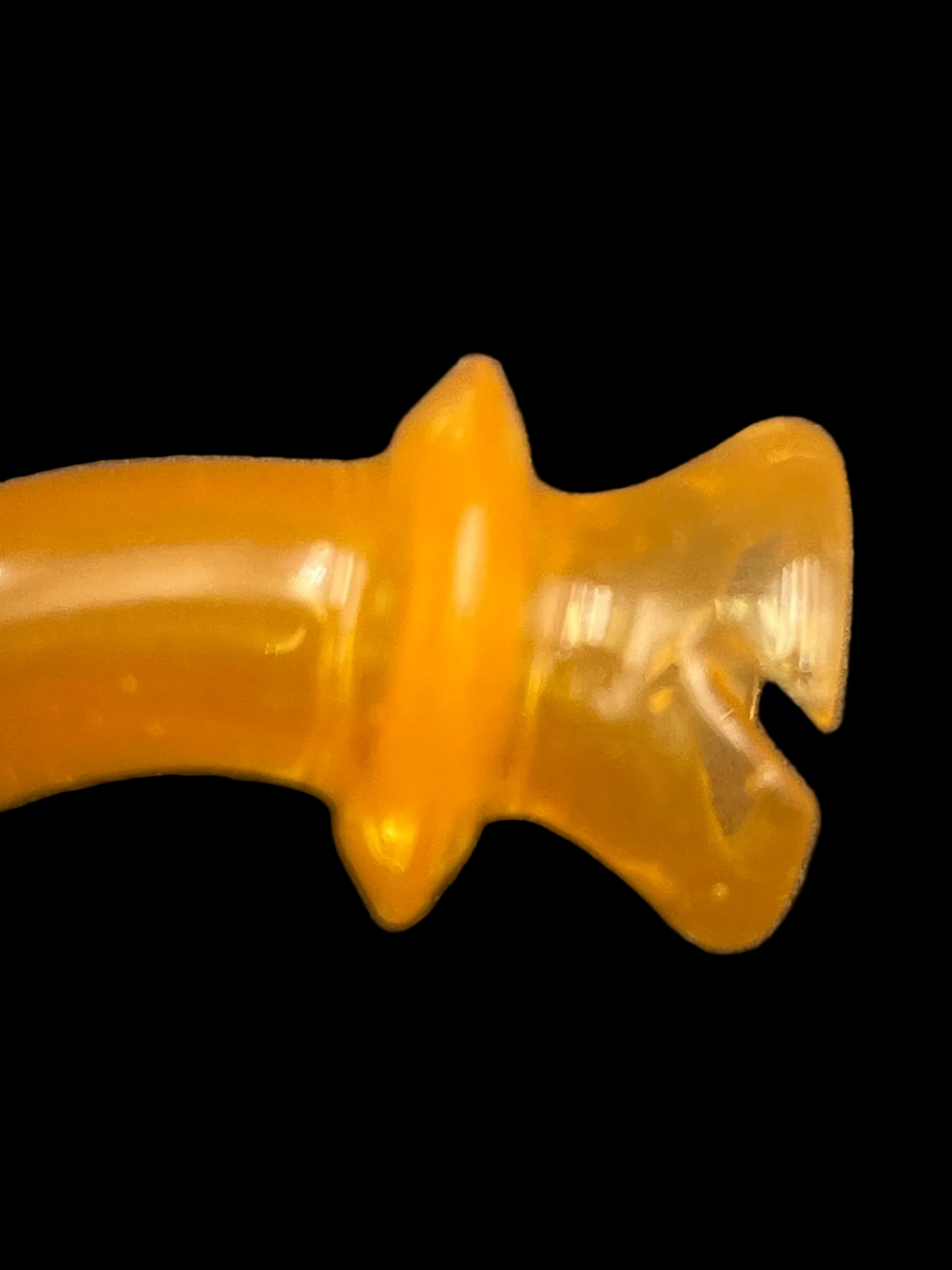 Puffco Pivot Color Bent mouthpiece with Razor Maria
